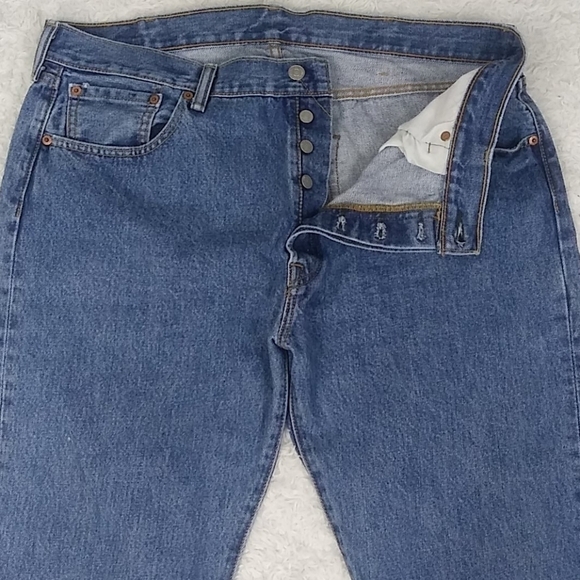 Levi's 501 Men's Blue Medium Wash Button Fly Five Pocket Straight Leg Denim Jean - Picture 4 of 10